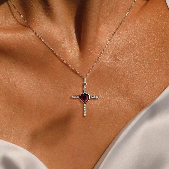 Why Is a Small Silver Cross Necklace the Timeless Piece Every Woman Needs?