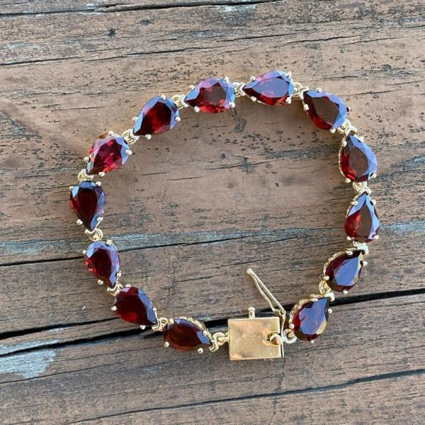 Is a Garnet Bracelet a Good Gift for Birthdays, Anniversaries, or Weddings?