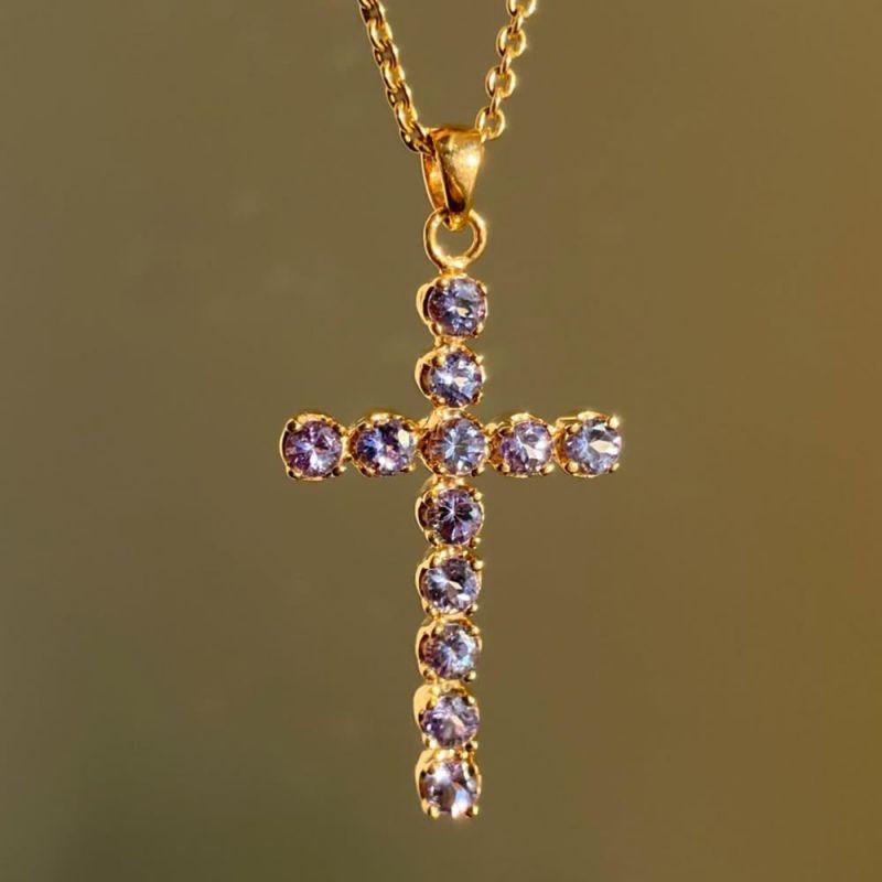 What Makes Cross Necklaces for Women a Timeless Symbol of Style and Meaning?