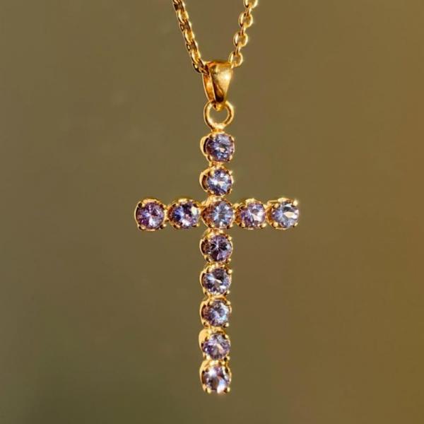 What Makes Cross Necklaces for Women a Timeless Symbol of Style and Meaning?