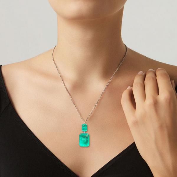 Why Is an Emerald Pendant Necklace the Perfect Gift for Every Style?